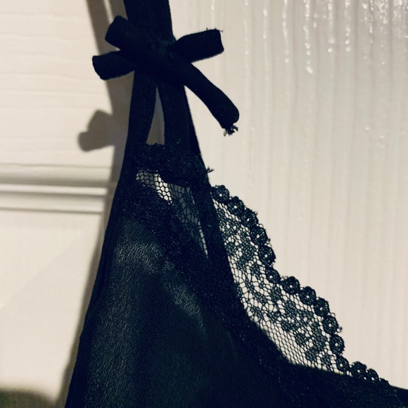 Black camisole- lightweight-delicate straps w bows - Picture 3 of 6